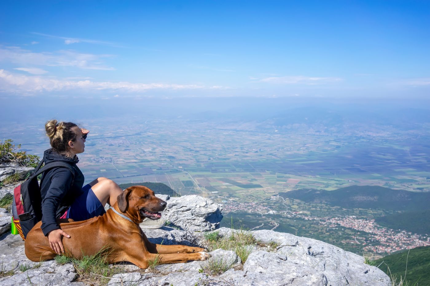 femme avec un rhodesian ridgeback