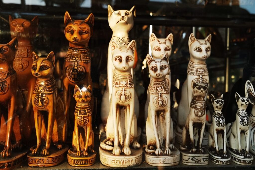 Chats sacrés d'Égypte antique : souvenirs de voyage