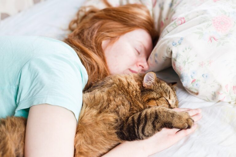 Une jeune femme en train de rêver de chat