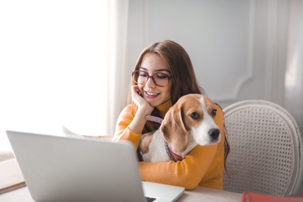 Une éleveuse de chiens